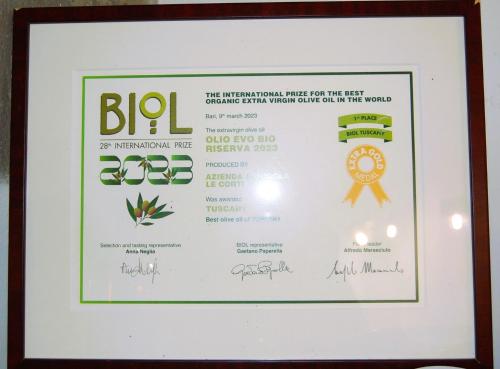 a framed diploma with a certificate of achievement and a gold medal at Le Corti - Agriturismo Olio e Vino in Lastra a Signa