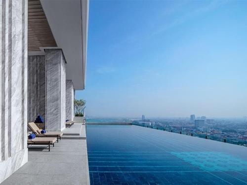 a swimming pool on the side of a building at 素坤逸沿线BTS Ekkama Station in Bangkok