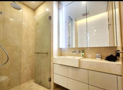 a bathroom with a sink and a shower at 素坤逸沿线BTS Ekkama Station in Bangkok