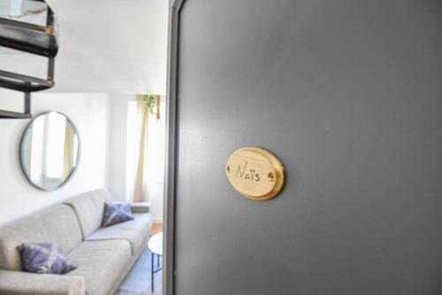 un salon avec une porte munie d'une horloge. dans l'établissement Chez Naïs - Appart 1 ch avec clim - St Charles, à Marseille