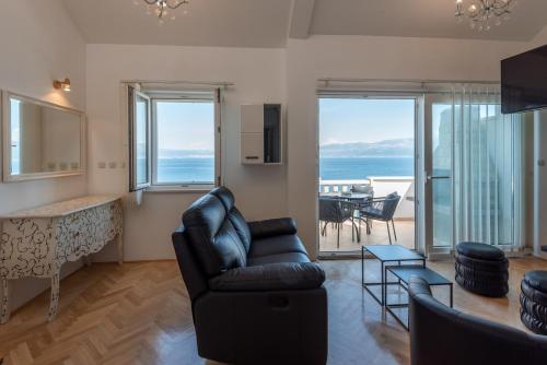 Ruang duduk di APARTMENTS BRUNO 1&2 - two-room penthouse apartments - wonderful panoramic view of the sea - the best location, first row to the beach - 10 minutes from Supetar ferry port - free secured parking - facilities nearby