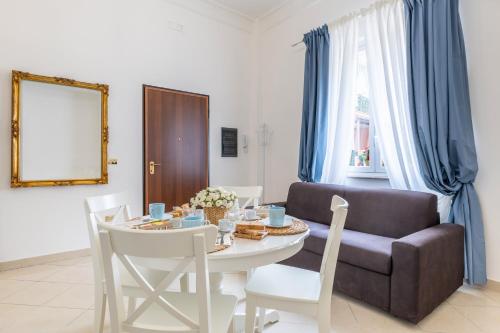 a living room with a table and a couch at Appartamento Achates in Acate