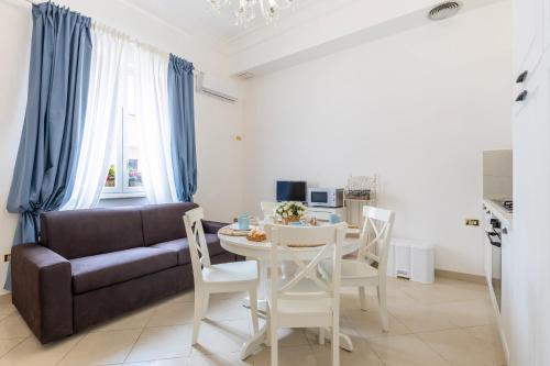 a living room with a table and a couch at Appartamento Achates in Acate