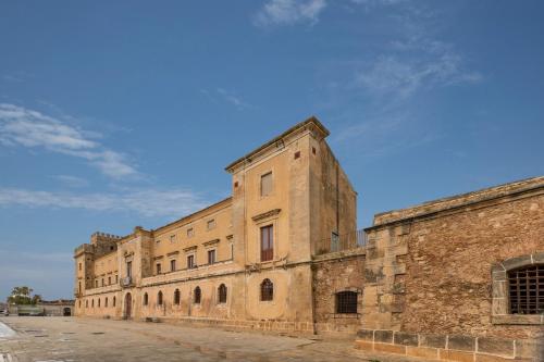 an old brick building with a blue sky in the background at Appartamento Achates in Acate