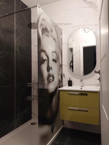 Ένα μπάνιο στο Apartament MARILYN - Bezpłatny Garaż - Dostęp na Kod - FV