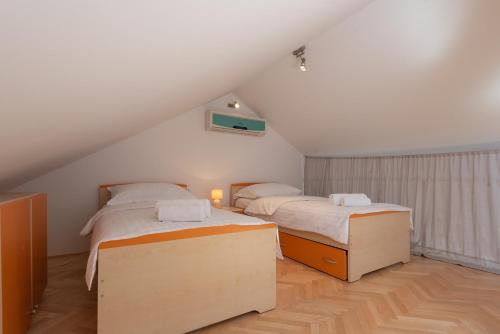 Katil atau katil-katil dalam bilik di APARTMENTS BRUNO 1&2 - two-room penthouse apartments - wonderful panoramic view of the sea - the best location, first row to the beach - 10 minutes from Supetar ferry port - free secured parking - facilities nearby