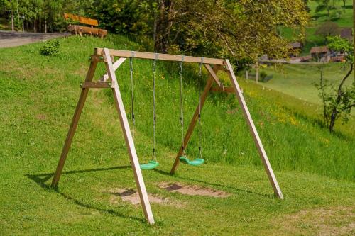 a swing set in a field of grass at Schwarzwaldliebe in Oberharmersbach