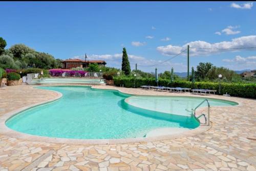 a swimming pool in a resort with blue water at Appartamento pittulongu in Olbia