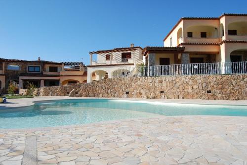 a swimming pool in front of a building at Appartamento pittulongu in Olbia