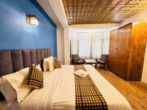 Un dormitorio con una cama grande con almohadas. en Royal Link Way near by Pizza Hut Maal Road 1km, en Manali