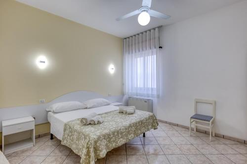 Ένα ή περισσότερα κρεβάτια σε δωμάτιο στο Camere almaredamarra a 50 m dalla spiaggia sabbiosa e 200 m dal centro