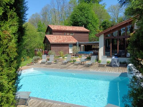 une piscine devant une maison dans l'établissement La caronnière, à Mervent