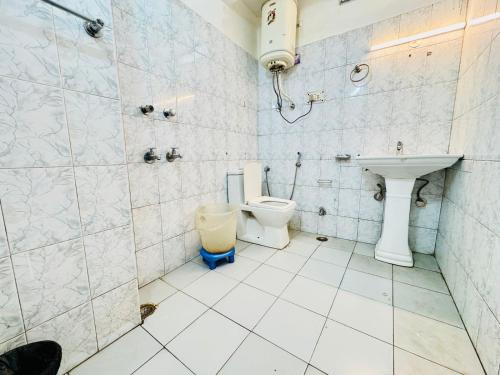 un baño con inodoro y lavabo en Royal Link Way near by Pizza Hut Maal Road 1km, en Manali