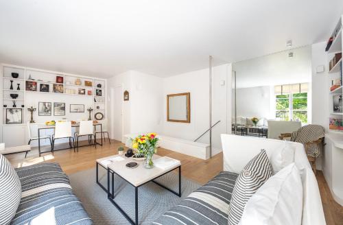 un salon avec un canapé et une table dans l'établissement Louvre l Souplex à 15min du Jardin du Luxembourg, à Paris