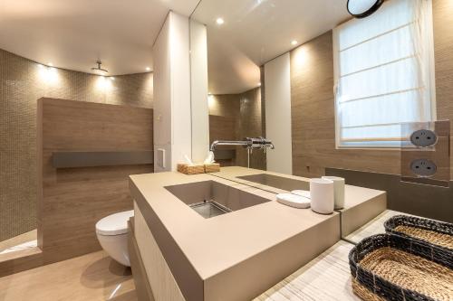 une salle de bain avec un lavabo et des toilettes dans l'établissement Louvre l Souplex à 15min du Jardin du Luxembourg, à Paris