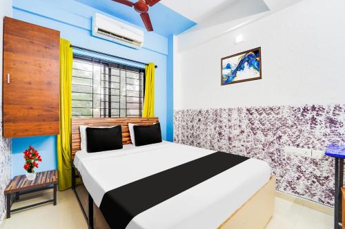 a bedroom with a bed and a window at Hotel O Cheranelloor Aster Medicity Formerly Abriz Residency in Cochin