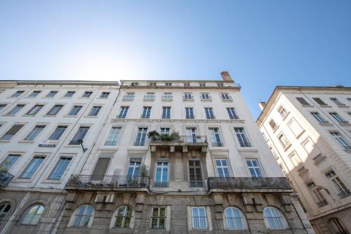 un alto edificio bianco con un balcone di Lassagne - 3 a Lione