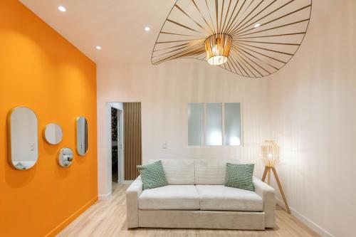 - un salon avec un canapé et un lustre dans l'établissement Lassagne - 3, à Lyon