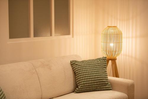 un salon avec un canapé et une lampe dans l'établissement Lassagne - 3, à Lyon