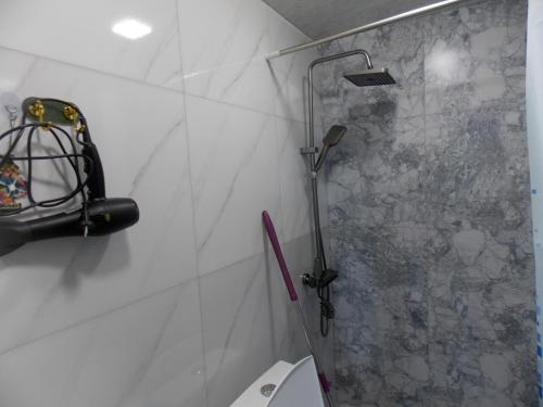 セヴァンにあるNirokのバスルーム(シャワー、トイレ付)