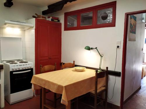 une petite cuisine avec une table et une cuisinière dans l'établissement Appartement à deux pas de la plage, à Nice