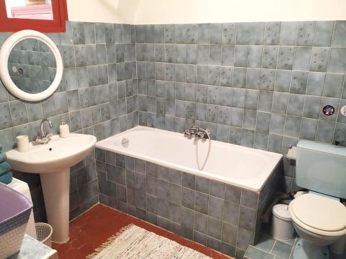 une salle de bain avec une baignoire, des toilettes et un lavabo dans l'établissement Appartement à deux pas de la plage, à Nice