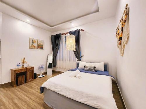 a bedroom with a large bed and a window at Boho Boutique Da Lat - View nhà lồng lãng mạn in Da Thanh