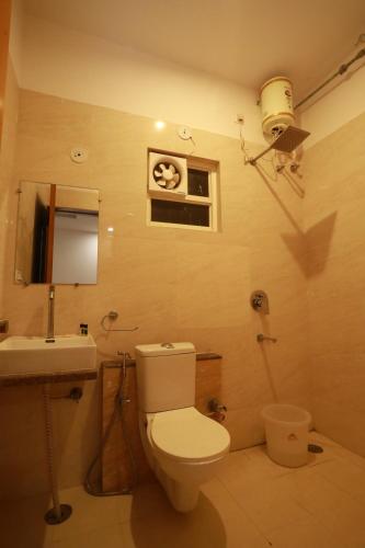 une salle de bain avec toilettes et lavabo dans l'établissement Hotel Hill View By Heritage inn, à Udaipur