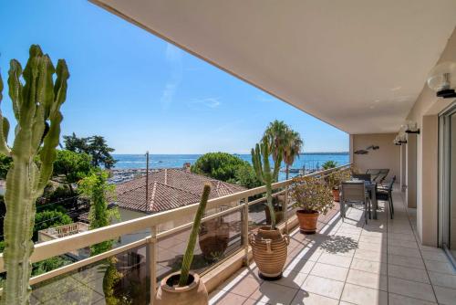 un balcon avec vue sur l'océan dans l'établissement Renovated apartment 155m2 3BR6p - Cannes Palm Beach, à Cannes