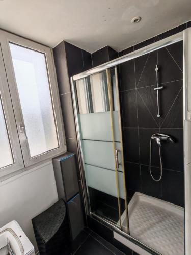 La salle de bains est pourvue d'une douche avec une croix sur le mur. dans l'établissement Cozy Apartment Montrouge Paris, à Montrouge