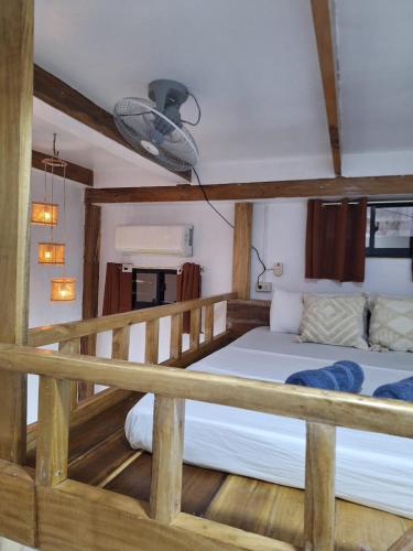 Giường trong phòng chung tại Liwanag