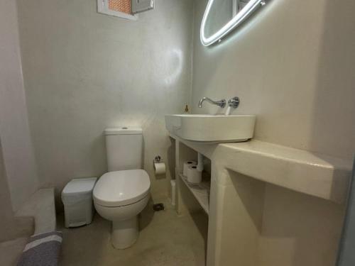 Ένα μπάνιο στο Patras Rooms est 1990