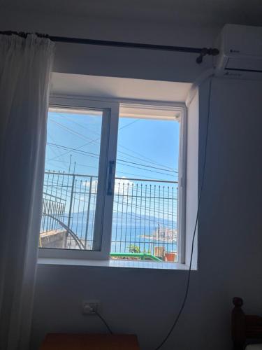 una finestra in una stanza con vista di VIEW apartment 2 a Sarandë