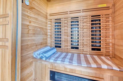 a sauna with a bench in a wooden cabin at Les cabanes de Monbazillac in Monbazillac