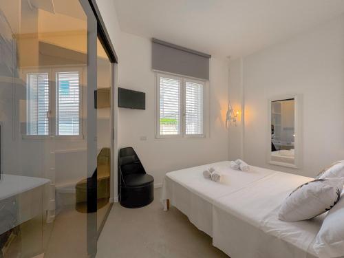 Giường trong phòng chung tại Modern City Apartment by Host Hero