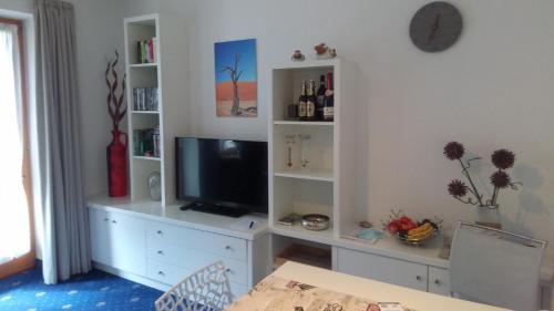 Μια τηλεόραση ή/και κέντρο ψυχαγωγίας στο FeWo Steibis Lodge, Oberstaufen/Steibis