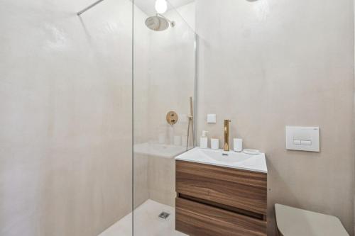 un bagno bianco con lavandino e doccia di Cozy Cannes a Cannes