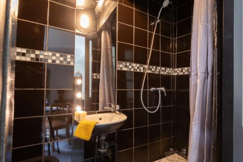 une salle de bain avec un lavabo et un miroir dans l'établissement Le Mirabeau - Hypercenter studio - Wifi - Train station, à Aix-en-Provence