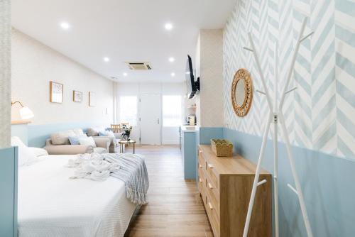 een slaapkamer met een bed en een woonkamer bij Estudio reformado en Granada in Granada