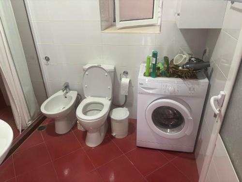 ein Badezimmer mit Toilette und Waschmaschine in der Unterkunft VIEW apartment in Sarandë