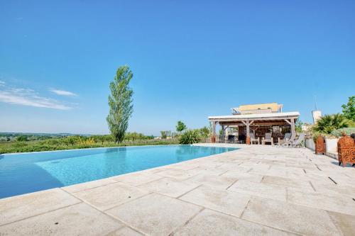 an image of a villa with a swimming pool at Les cabanes de Monbazillac in Monbazillac
