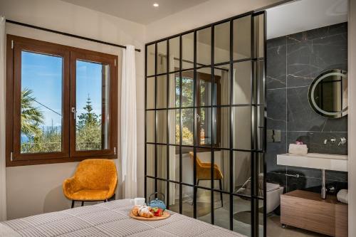 een slaapkamer met een tafel en een badkamer bij VILLA PROVENZA 12&4, Emma Villas in Cefalù