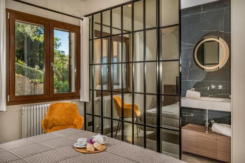 een kamer met een tafel, een wastafel en een spiegel bij VILLA PROVENZA 12&4, Emma Villas in Cefalù