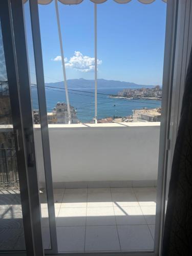 een uitzicht op de oceaan vanuit een raam bij VIEW apartment in Sarandë