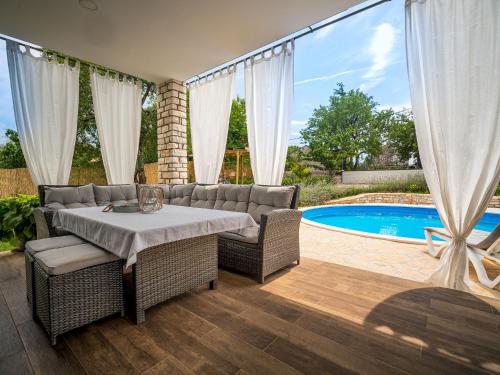 Bazén v ubytovaní Holiday Home Ofelia by Interhome alebo v jeho blízkosti
