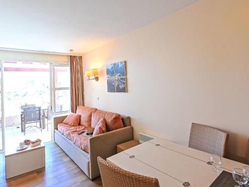 un salon avec un canapé et une table dans l'établissement Apartment Le Belvédère - R4 317 by Interhome, à Agay