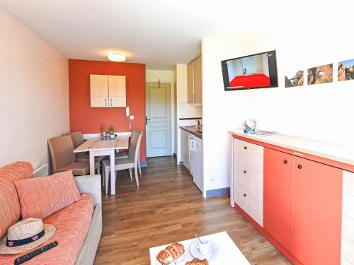 un petit salon avec un canapé et une cuisine dans l'établissement Apartment Le Belvédère - R4 317 by Interhome, à Agay