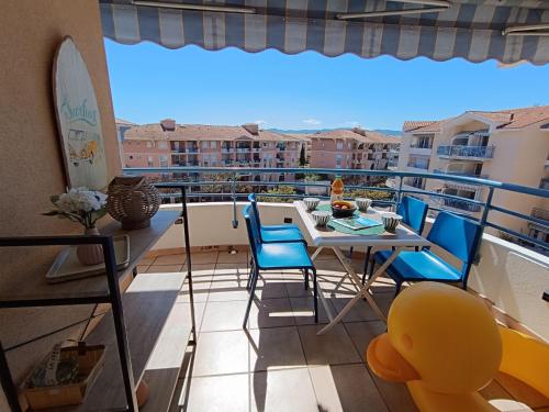 un balcon avec une table et des chaises sur un balcon dans l'établissement Apartment Le Paladien by Interhome, à Fréjus