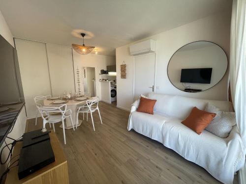 - un salon avec un canapé blanc et un miroir dans l'établissement Apartment Villa Medicis-2 by Interhome, à Cavalaire-sur-Mer