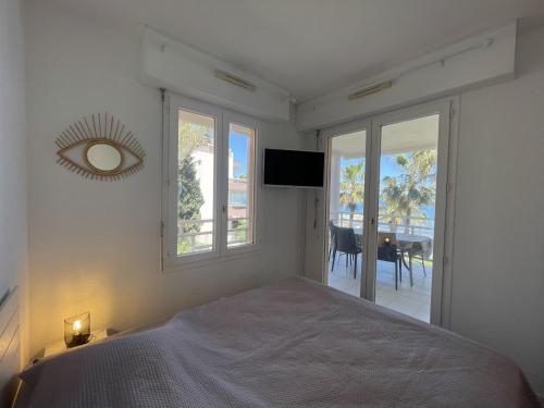 une chambre avec un lit, un miroir et une table dans l'établissement Apartment Villa Medicis-2 by Interhome, à Cavalaire-sur-Mer